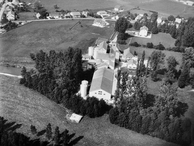 Vue d'ensemble depuis le sud (vue aérienne). © Jérôme  Mongreville (reproduction) / Région Bourgogne-Franche-Comté, Inventaire du patrimoine - 1989