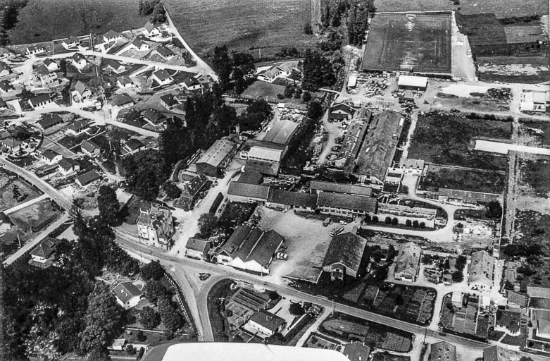Vue d'ensemble depuis l'ouest (vue aérienne). © Jean-Pierre  Bévalot (reproduction) / Région Bourgogne-Franche-Comté, Inventaire du patrimoine - 1989 Vue d'ensemble depuis l'ouest (vue aérienne). © Jean-Pierre  Bévalot (reproduction) / Région Bourgogne-Franche-Comté, Inventaire du patrimoine - 1989