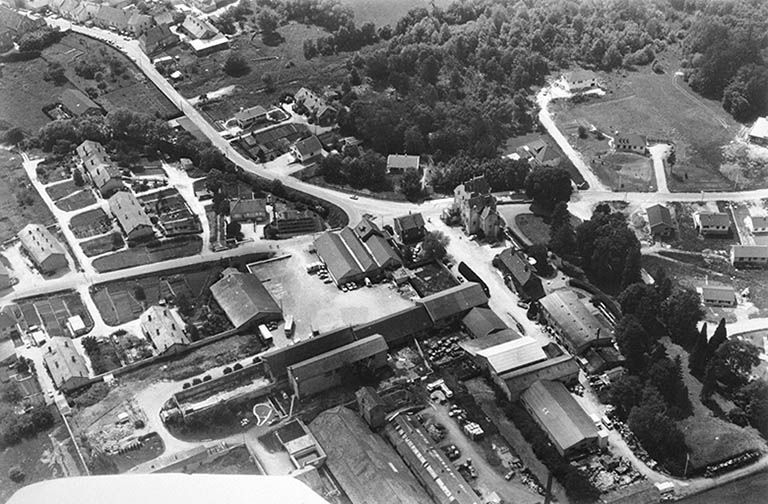 Vue d'ensemble depuis l'est (vue aérienne). © Jean-Pierre  Bévalot (reproduction) / Région Bourgogne-Franche-Comté, Inventaire du patrimoine - 1989 Vue d'ensemble depuis l'est (vue aérienne). © Jean-Pierre  Bévalot (reproduction) / Région Bourgogne-Franche-Comté, Inventaire du patrimoine - 1989