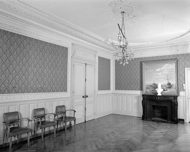 Logement patronal (A) : le salon (actuellement salle des mariages). © Yves Sancey / Région Bourgogne-Franche-Comté, Inventaire du patrimoine - 1989 Logement patronal (A) : le salon (actuellement salle des mariages). © Yves Sancey / Région Bourgogne-Franche-Comté, Inventaire du patrimoine - 1989