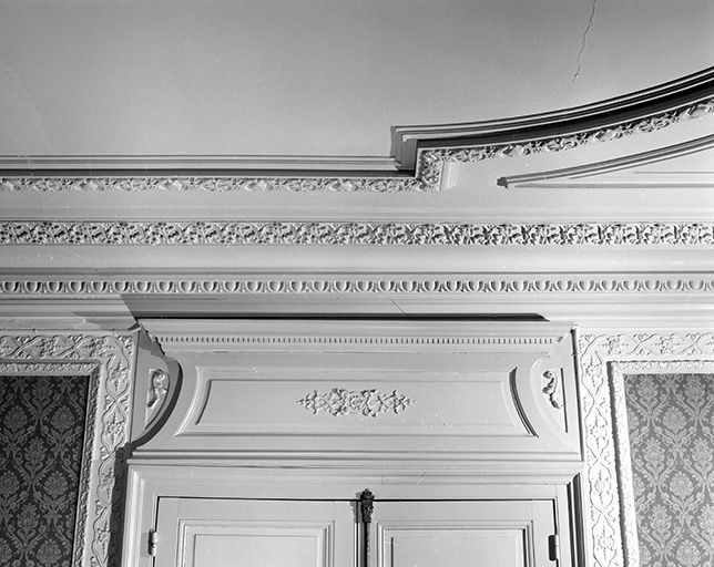 Logement patronal (A), salon : détail des moulures du dessus-de-porte et du plafond. © Yves Sancey / Région Bourgogne-Franche-Comté, Inventaire du patrimoine - 1989 Logement patronal (A), salon : détail des moulures du dessus-de-porte et du plafond. © Yves Sancey / Région Bourgogne-Franche-Comté, Inventaire du patrimoine - 1989