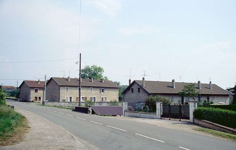 Vue d'ensemble de la cité ouvrière, depuis le nord. © Laurent Poupard / Région Bourgogne-Franche-Comté, Inventaire du patrimoine - 1989 Vue d'ensemble de la cité ouvrière, depuis le nord. © Laurent Poupard / Région Bourgogne-Franche-Comté, Inventaire du patrimoine - 1989