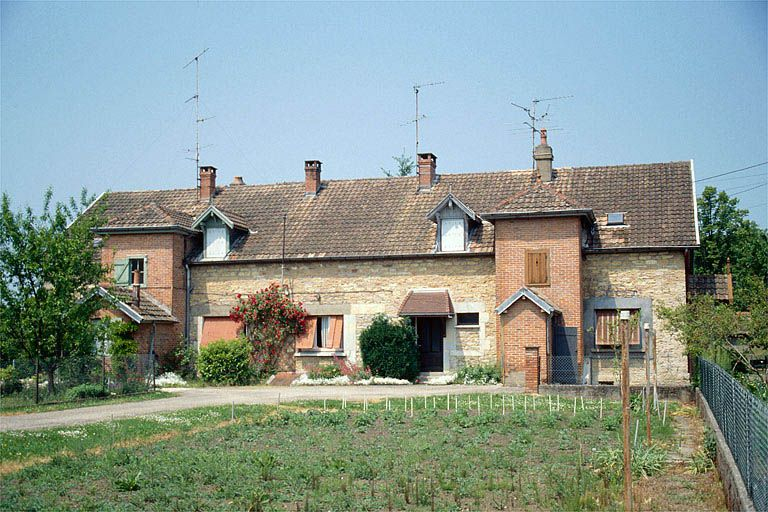 Logement de contremaître (Y) vu de face. © Laurent Poupard / Région Bourgogne-Franche-Comté, Inventaire du patrimoine - 1989 Logement de contremaître (Y) vu de face. © Laurent Poupard / Région Bourgogne-Franche-Comté, Inventaire du patrimoine - 1989