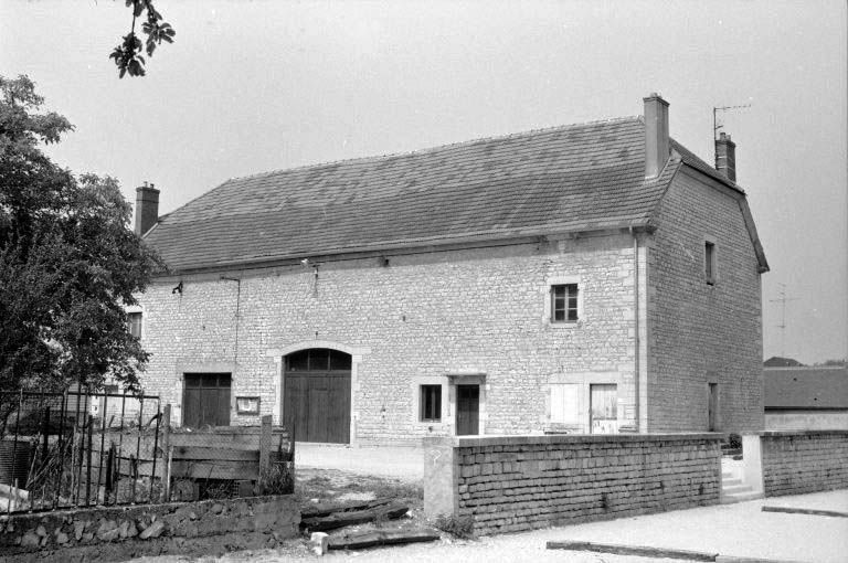 Ferme (W) dite "la maison Belin" vue de trois quarts droit. Cadastre : 1980 AI 31. © Laurent Poupard / Région Bourgogne-Franche-Comté, Inventaire du patrimoine - 1989 Ferme (W) dite "la maison Belin" vue de trois quarts droit. Cadastre : 1980 AI 31. © Laurent Poupard / Région Bourgogne-Franche-Comté, Inventaire du patrimoine - 1989