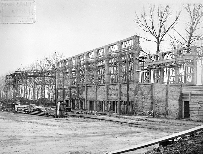 Hangar à terre (18) en construction. © Yves  Sancey (reproduction) / Région Bourgogne-Franche-Comté, Inventaire du patrimoine - 1989