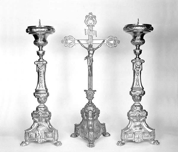 La croix et deux chandeliers. © Jérôme Mongreville / Région Bourgogne-Franche-Comté, Inventaire du patrimoine - 1989