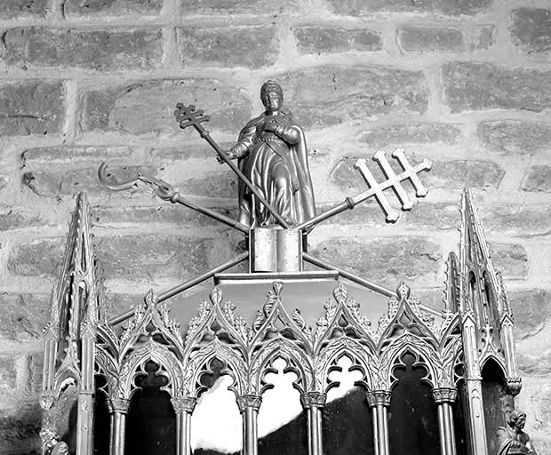 La statuette de saint Grégoire au sommet de la châsse. © Jérôme Mongreville / Région Bourgogne-Franche-Comté, Inventaire du patrimoine - 1989 La statuette de saint Grégoire au sommet de la châsse. © Jérôme Mongreville / Région Bourgogne-Franche-Comté, Inventaire du patrimoine - 1989