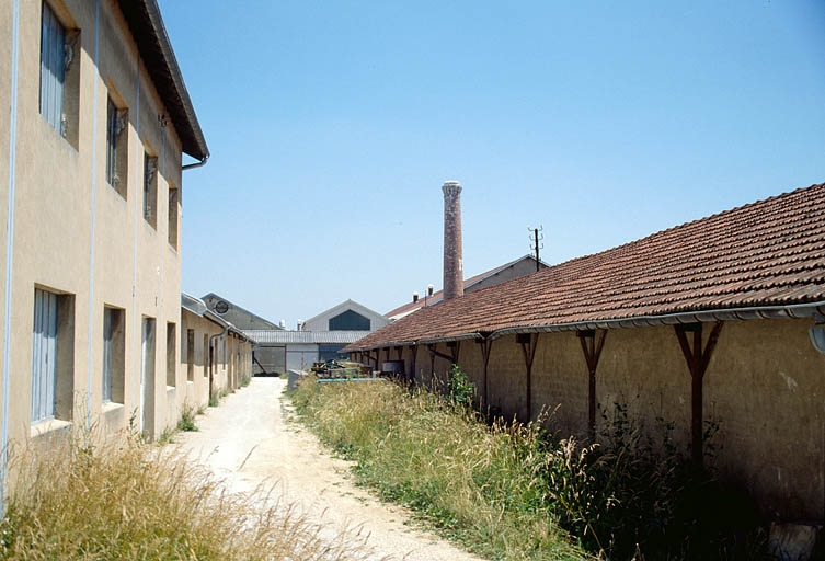 Passage entre deux bâtiments. © Laurent Poupard / Région Bourgogne-Franche-Comté, Inventaire du patrimoine - 1989