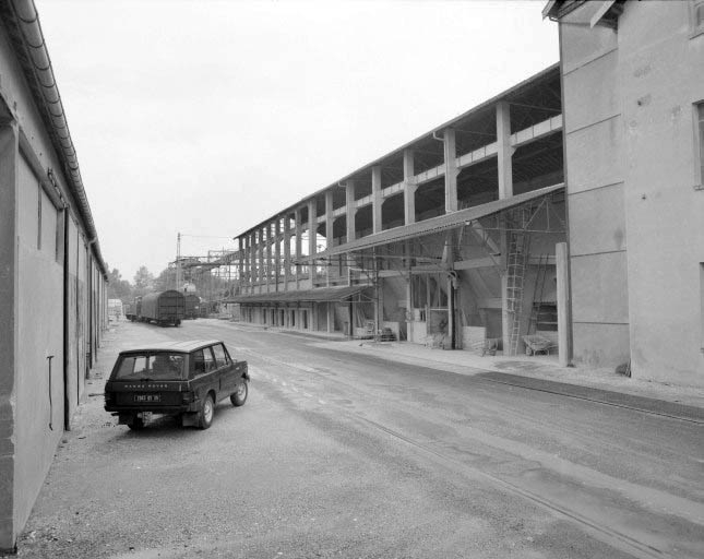 Hangar à terre (18), vu de trois quarts droit. © Yves Sancey / Région Bourgogne-Franche-Comté, Inventaire du patrimoine - 1989