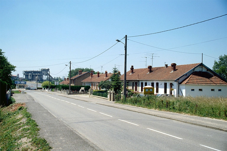Cité ouvrière, partie sud : maisons à l'ouest de la route. © Laurent Poupard / Région Bourgogne-Franche-Comté, Inventaire du patrimoine - 1989