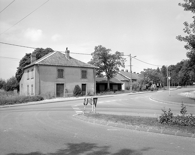 Cité ouvrière : café des Acacias (1). © Yves Sancey / Région Bourgogne-Franche-Comté, Inventaire du patrimoine - 1989