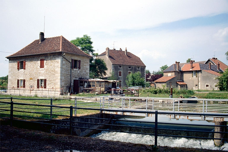 Ancien logement patronal (9) et logements d'ouvriers (7), en arrière de l'écluse et de la maison éclusière. © Laurent Poupard / Région Bourgogne-Franche-Comté, Inventaire du patrimoine - 1989