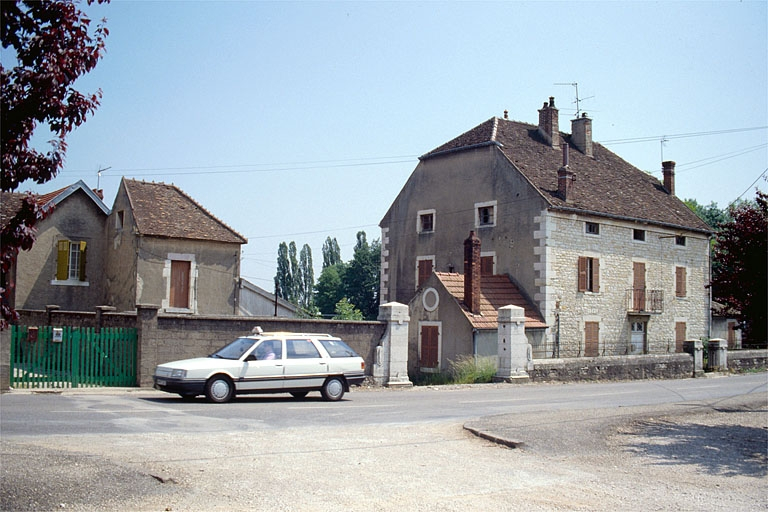 Ancien logement patronal (9), vu de trois quarts gauche. © Laurent Poupard / Région Bourgogne-Franche-Comté, Inventaire du patrimoine - 1989