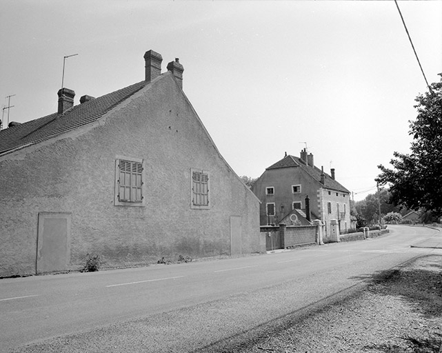 Façade latérale des logements d'ouvriers (7) et ancien logement patronal (9). © Yves Sancey / Région Bourgogne-Franche-Comté, Inventaire du patrimoine - 1989