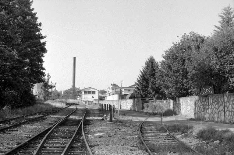 Salle des machines (10) et atelier de fabrication (9), depuis la voie ferrée au nord. © Laurent Poupard / Région Bourgogne-Franche-Comté, Inventaire du patrimoine - 1989 Salle des machines (10) et atelier de fabrication (9), depuis la voie ferrée au nord. © Laurent Poupard / Région Bourgogne-Franche-Comté, Inventaire du patrimoine - 1989