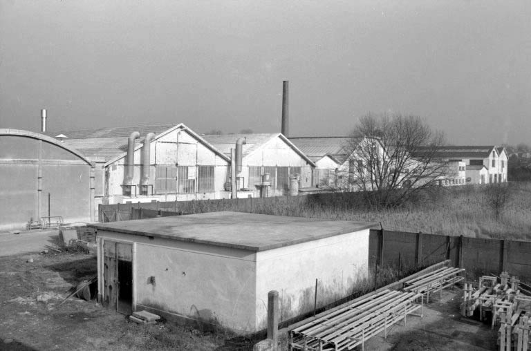 Murs pignons sud de l'atelier de fabrication (9), depuis l'ouest. © Laurent Poupard / Région Bourgogne-Franche-Comté, Inventaire du patrimoine - 1989 Murs pignons sud de l'atelier de fabrication (9), depuis l'ouest. © Laurent Poupard / Région Bourgogne-Franche-Comté, Inventaire du patrimoine - 1989