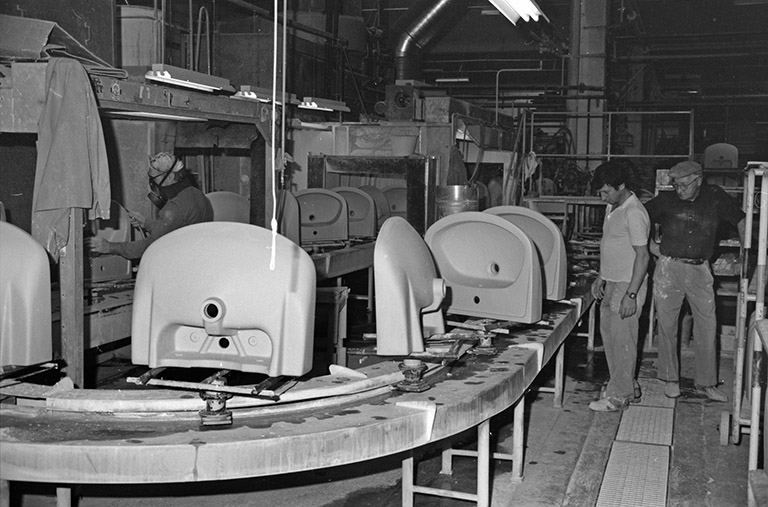 Atelier (9) : chaîne d'émaillage. © Laurent Poupard / Région Bourgogne-Franche-Comté, Inventaire du patrimoine - 1989 Atelier (9) : chaîne d'émaillage. © Laurent Poupard / Région Bourgogne-Franche-Comté, Inventaire du patrimoine - 1989