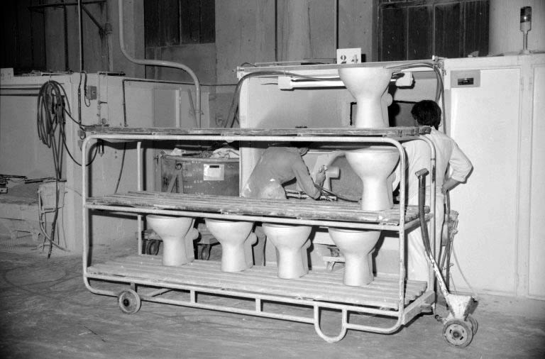 Atelier (9) : cabine d'émaillage. © Laurent Poupard / Région Bourgogne-Franche-Comté, Inventaire du patrimoine - 1989 Atelier (9) : cabine d'émaillage. © Laurent Poupard / Région Bourgogne-Franche-Comté, Inventaire du patrimoine - 1989