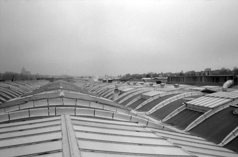 Toiture de l'atelier de coulage C (9), depuis le sud. © Laurent Poupard / Région Bourgogne-Franche-Comté, Inventaire du patrimoine - 1989 Toiture de l'atelier de coulage C (9), depuis le sud. © Laurent Poupard / Région Bourgogne-Franche-Comté, Inventaire du patrimoine - 1989