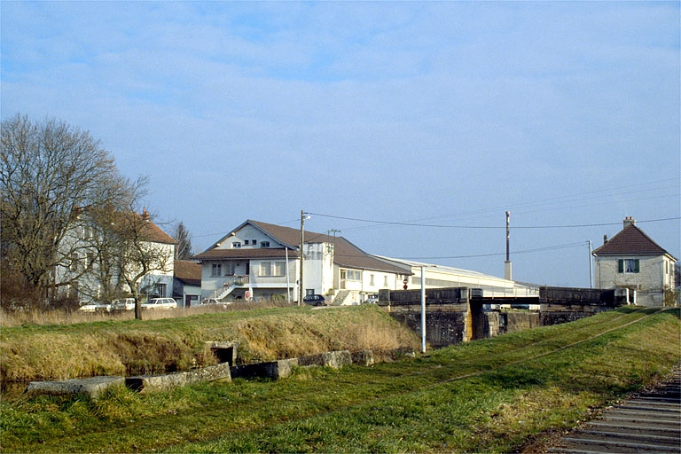 Vue d'ensemble depuis l'ouest. © Laurent Poupard / Région Bourgogne-Franche-Comté, Inventaire du patrimoine - 1989