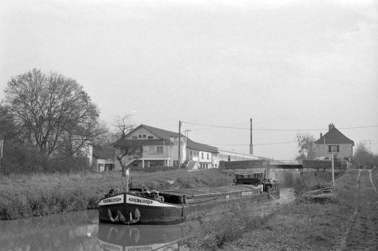 Vue d'ensemble depuis l'ouest, avec péniche. © Laurent Poupard / Région Bourgogne-Franche-Comté, Inventaire du patrimoine - 1989