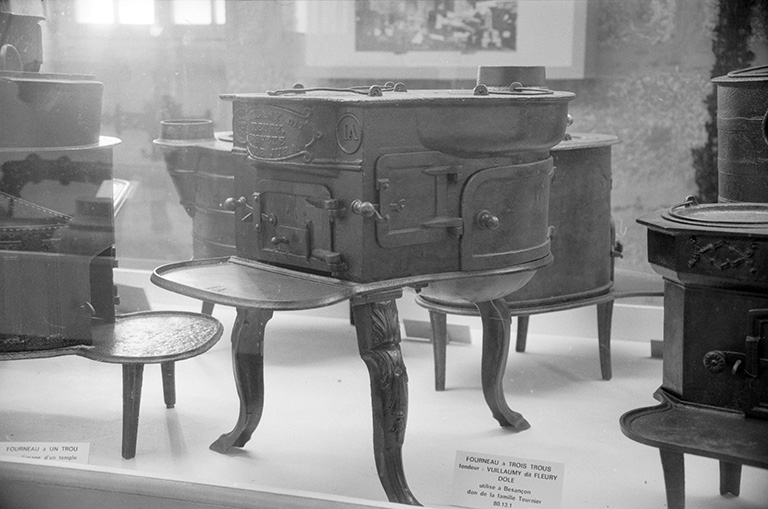 Cuisinière fabriquée par la fonderie Vuillamy-Fleury. © Laurent Poupard / Région Bourgogne-Franche-Comté, Inventaire du patrimoine - 1989