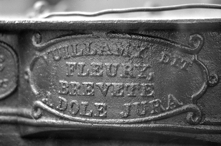 Plaque de fabricant de la cuisinière. © Laurent Poupard / Région Bourgogne-Franche-Comté, Inventaire du patrimoine - 1989