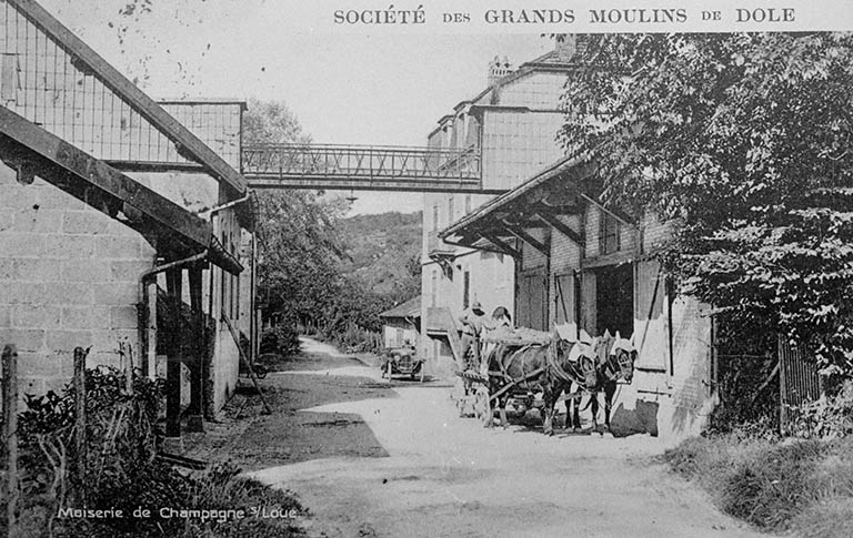 Maïserie de Champagne s/ Loue [chargement d'une charrette] - Société des Grands Moulins de Dole. © Laurent  Poupard (reproduction) / Région Bourgogne-Franche-Comté, Inventaire du patrimoine - 1989