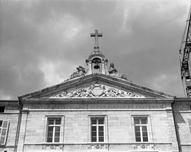 Façade principale : détail du fronton de l'avant-corps central. © Yves Sancey / Région Bourgogne-Franche-Comté, Inventaire du patrimoine - 1989