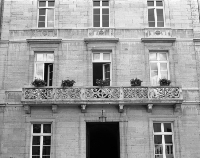 Façade principale : détail des baies du premier étage de l'avant-corps central. © Yves Sancey / Région Bourgogne-Franche-Comté, Inventaire du patrimoine - 1989