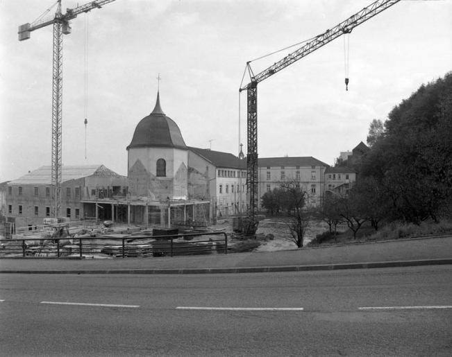 Chapelle vue depuis la rue de l'Arsenal pendant les travaux de démolition de l'année 1989. © Yves Sancey / Région Bourgogne-Franche-Comté, Inventaire du patrimoine - 1989