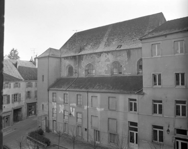 Aile gauche et façade latérale droite de la chapelle. © Yves Sancey / Région Bourgogne-Franche-Comté, Inventaire du patrimoine - 1989