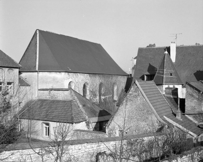 Chapelle : chevet et façade latérale gauche depuis l'arrière de l'hôtel de Conflans, vue rapprochée. © Yves Sancey / Région Bourgogne-Franche-Comté, Inventaire du patrimoine - 1989