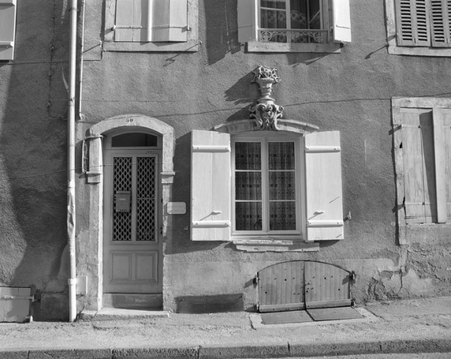Façade antérieure : détail d'une partie du rez de chaussée. © Yves Sancey / Région Bourgogne-Franche-Comté, Inventaire du patrimoine - 1989 Façade antérieure : détail d'une partie du rez de chaussée. © Yves Sancey / Région Bourgogne-Franche-Comté, Inventaire du patrimoine - 1989