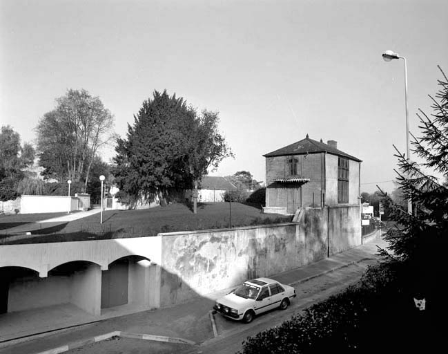 Fabrique de jardin depuis la rue Rossen : vue éloignée. © Yves Sancey / Région Bourgogne-Franche-Comté, Inventaire du patrimoine - 1989