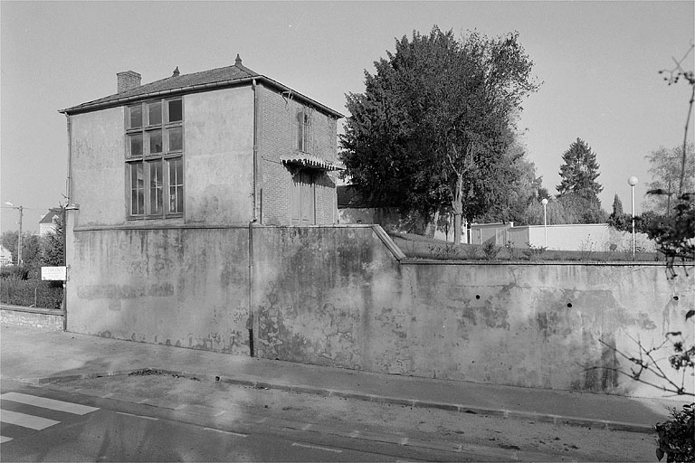Fabrique de jardin : de trois quarts gauche. © Yves Sancey / Région Bourgogne-Franche-Comté, Inventaire du patrimoine - 1989