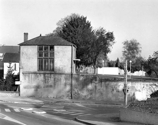 Fabrique de jardin : façade latérale gauche. © Yves Sancey / Région Bourgogne-Franche-Comté, Inventaire du patrimoine - 1989