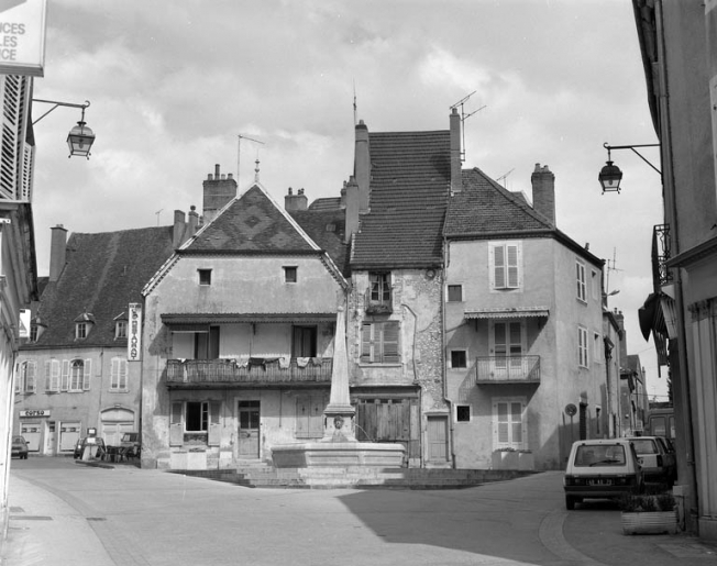 Place de la Petite Fontaine. © Yves Sancey / Région Bourgogne-Franche-Comté, Inventaire du patrimoine - 1989