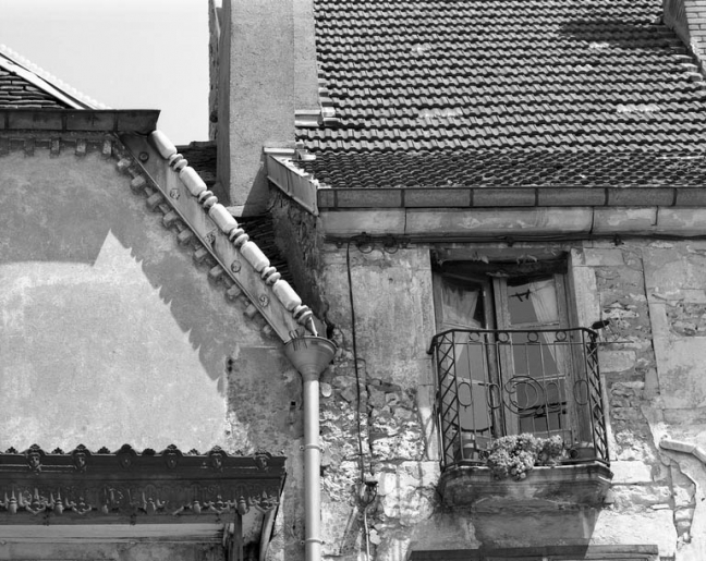 Place de la Petite Fontaine : détail des toitures et balcon des édifices formant le fond de la place. © Yves Sancey / Région Bourgogne-Franche-Comté, Inventaire du patrimoine - 1989