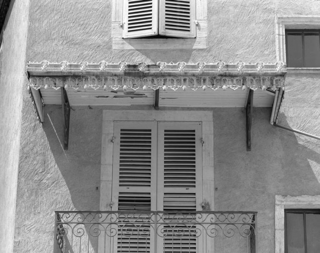 Place de la Petite Fontaine : détail de l'auvent du balcon de l'édifice droit. © Yves Sancey / Région Bourgogne-Franche-Comté, Inventaire du patrimoine - 1989