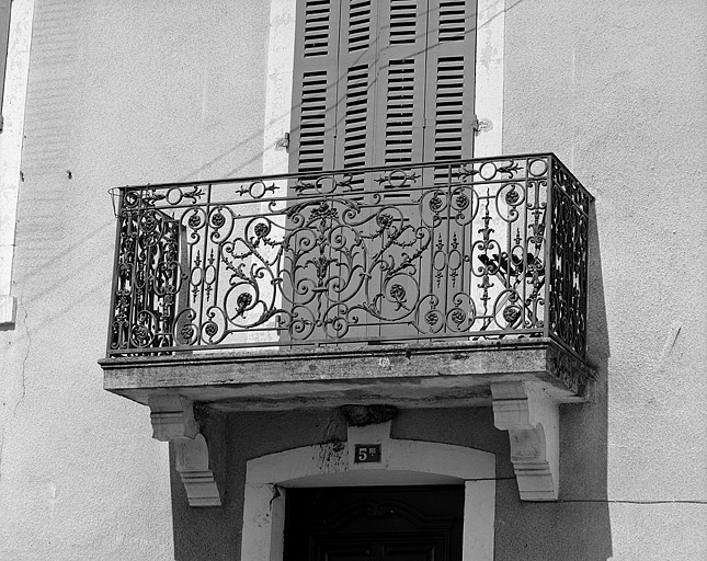 Détail : balcon en ferronnerie d'une baie du premier étage. © Yves Sancey / Région Bourgogne-Franche-Comté, Inventaire du patrimoine - 1989 Détail : balcon en ferronnerie d'une baie du premier étage. © Yves Sancey / Région Bourgogne-Franche-Comté, Inventaire du patrimoine - 1989