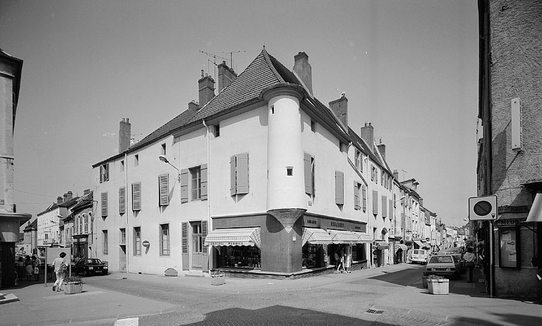 Vue d'ensemble depuis la place Edmond Bour. © Yves Sancey / Région Bourgogne-Franche-Comté, Inventaire du patrimoine - 1989