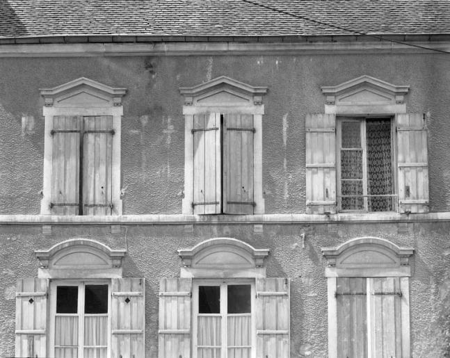 Façade sur rue : détail des baies. © Yves Sancey / Région Bourgogne-Franche-Comté, Inventaire du patrimoine - 1989