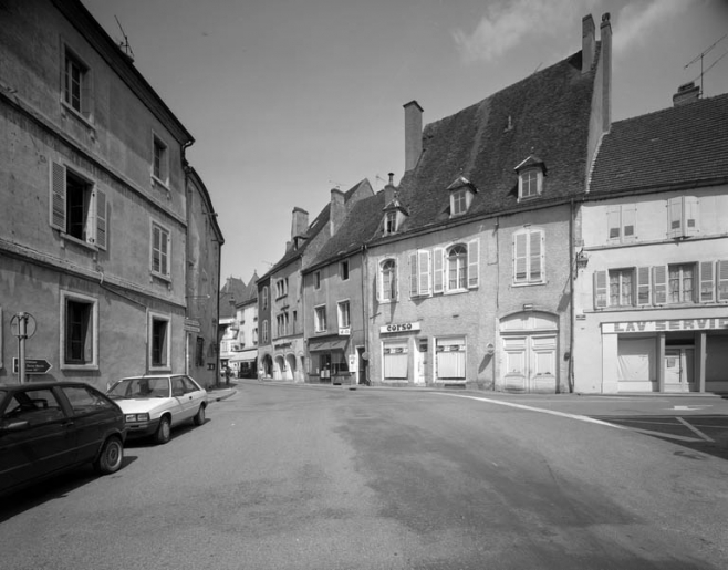 Rue du Marché en direction de l'hôtel de ville. © Yves Sancey / Région Bourgogne-Franche-Comté, Inventaire du patrimoine - 1989