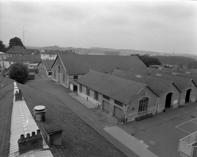 Extension de la caserne : vue d'ensemble des édifices logistiques depuis le toit de la caserne primitive. © Yves Sancey / Région Bourgogne-Franche-Comté, Inventaire du patrimoine - 1989