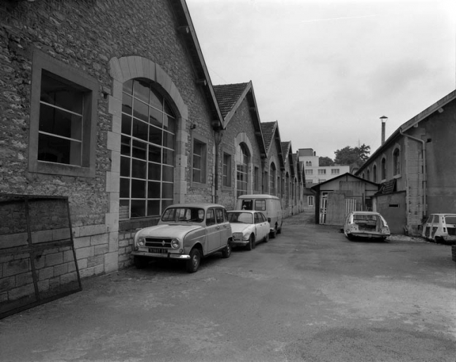 Extension de la caserne : façade postérieure du bâtiment droit. © Yves Sancey / Région Bourgogne-Franche-Comté, Inventaire du patrimoine - 1989