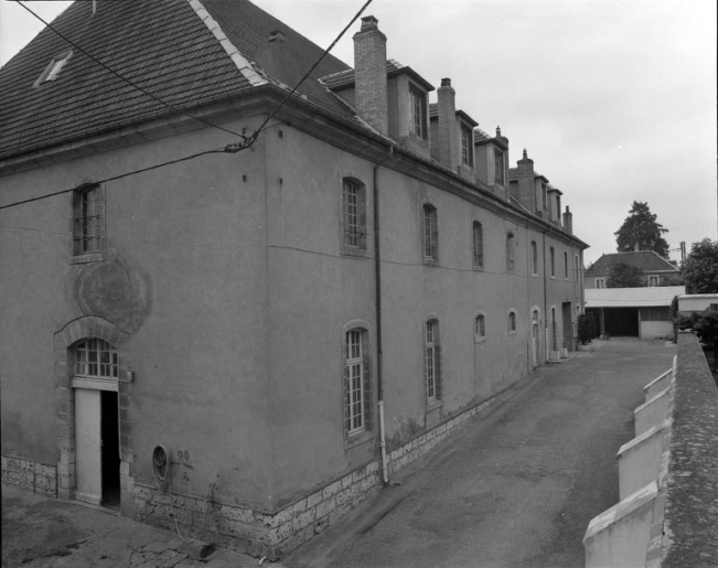 Partie droite de l'ancienne caserne : l'ancien manège de trois quarts gauche. © Yves Sancey / Région Bourgogne-Franche-Comté, Inventaire du patrimoine - 1989