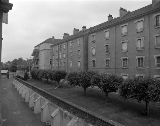 Partie droite de l'ancienne caserne : vue de la cour de trois quarts droit. © Yves Sancey / Région Bourgogne-Franche-Comté, Inventaire du patrimoine - 1989
