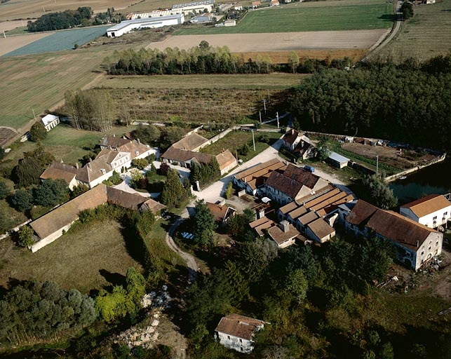 Vue aérienne depuis l'ouest en 1989. © Jérôme Mongreville / Région Bourgogne-Franche-Comté, Inventaire du patrimoine - 1989