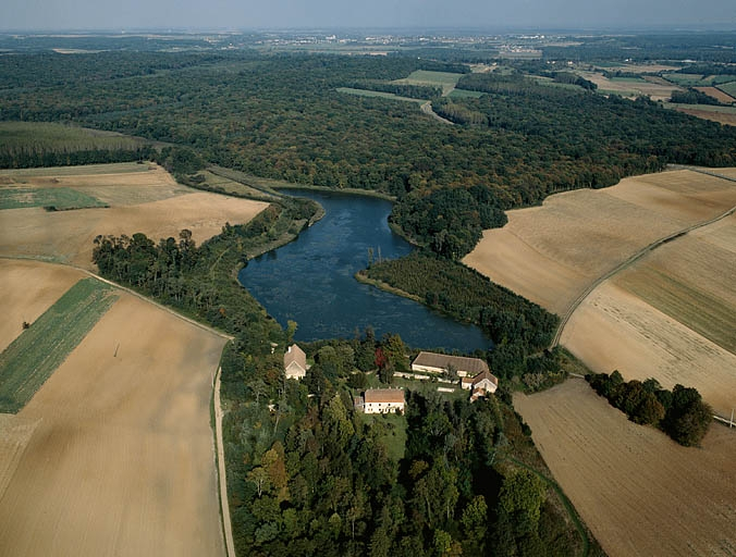 Vue aérienne depuis le sud-ouest en 1989. © Yves Sancey / Région Bourgogne-Franche-Comté, Inventaire du patrimoine - 1989